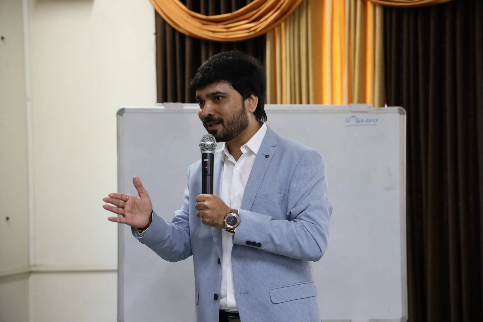 Avinash Chate delivering a corporate training programme