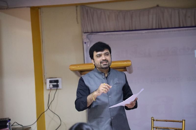 Avinash Chate speaking at a corporate assertiveness and communication training session