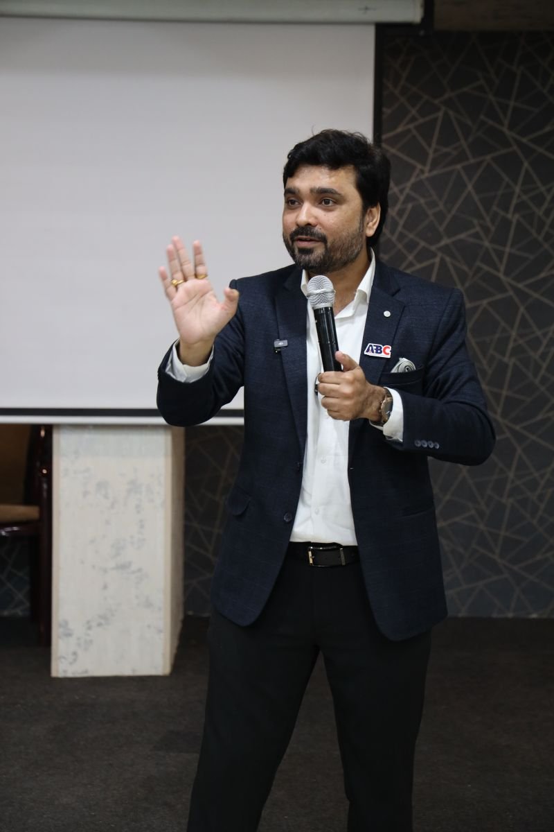 Avinash Chate speaking on leading organisational change at a corporate training session