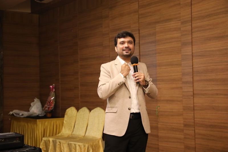 Avinash Chate leading a corporate coaching and feedback skills training session