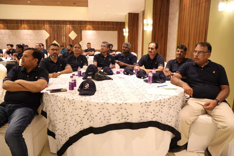 A dealer team engaged in an Avinash Chate business coaching session