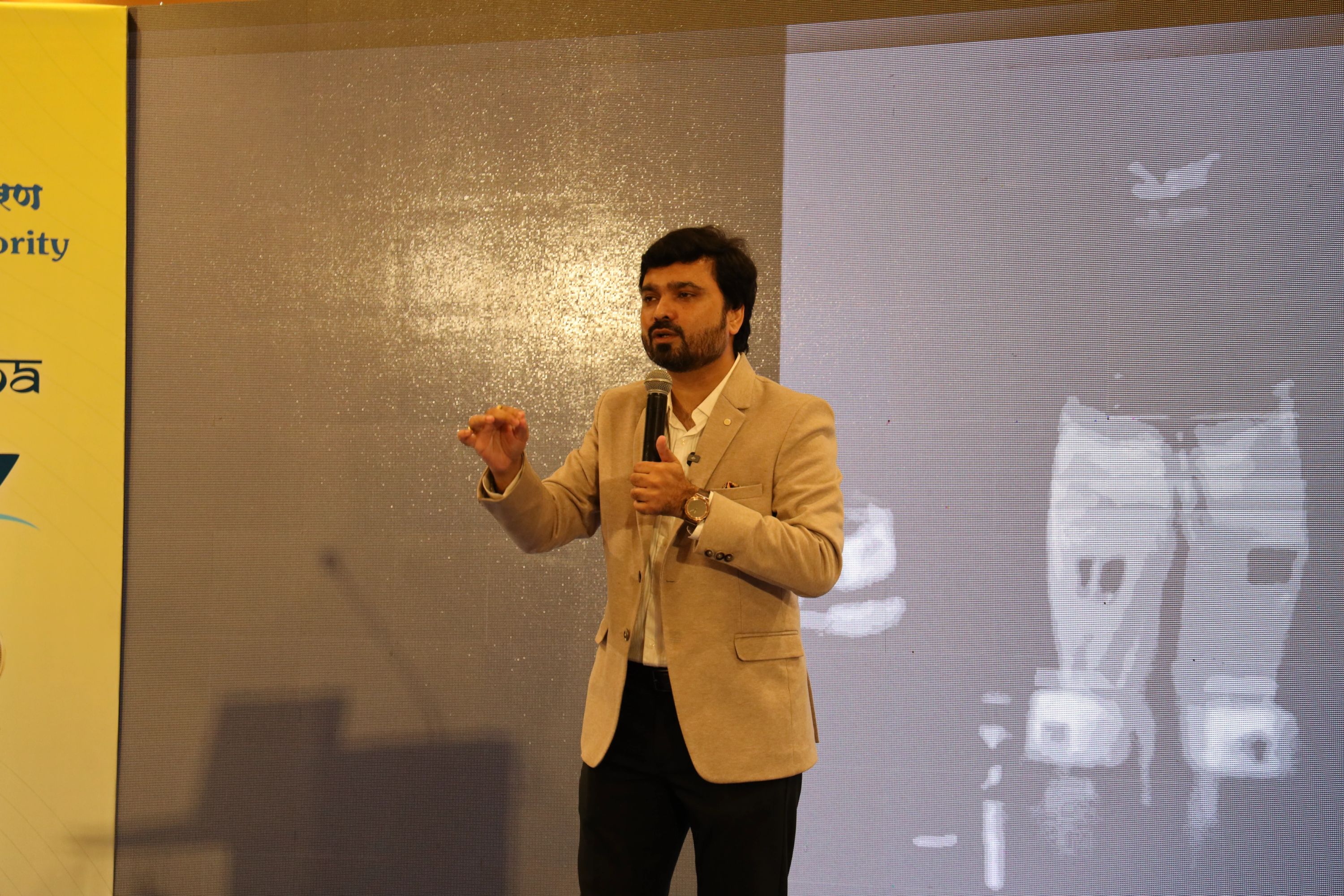 Avinash Chate addressing officers in a motivational leadership session