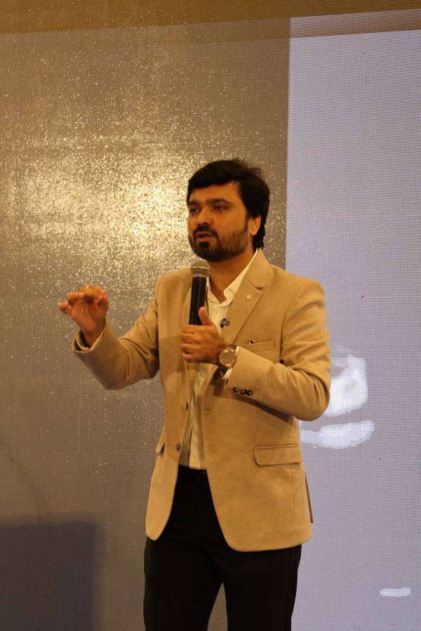Avinash Chate: addressing officers in a leadership session