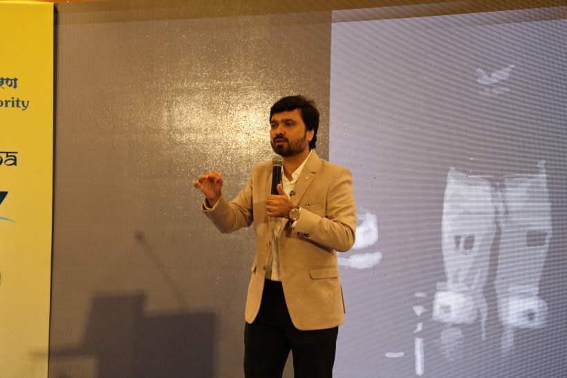 Avinash Chate addressing officers in a motivational leadership session