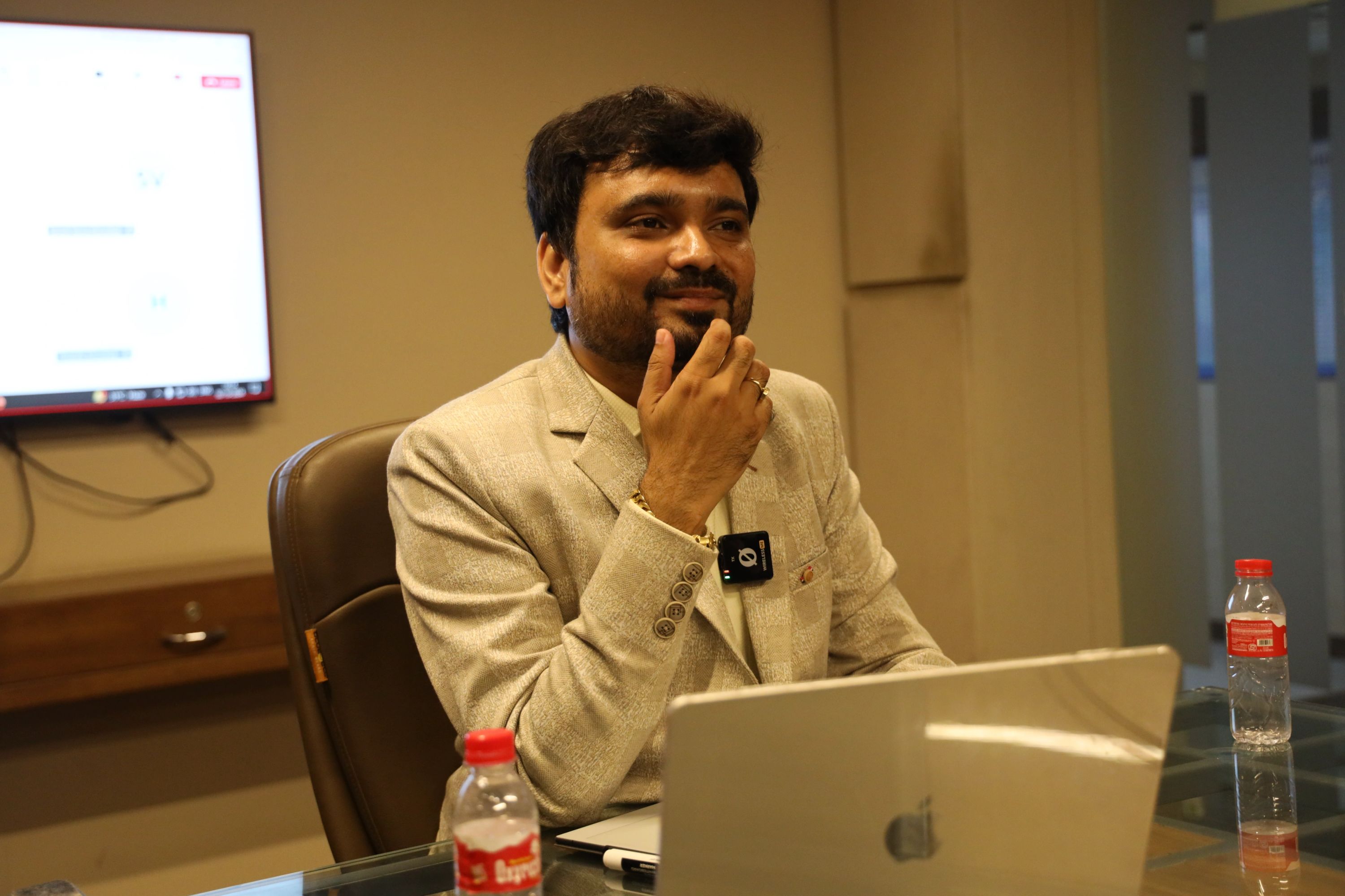 Avinash Chate delivering the Leadership Development Program (LDP) to a corporate leadership audience