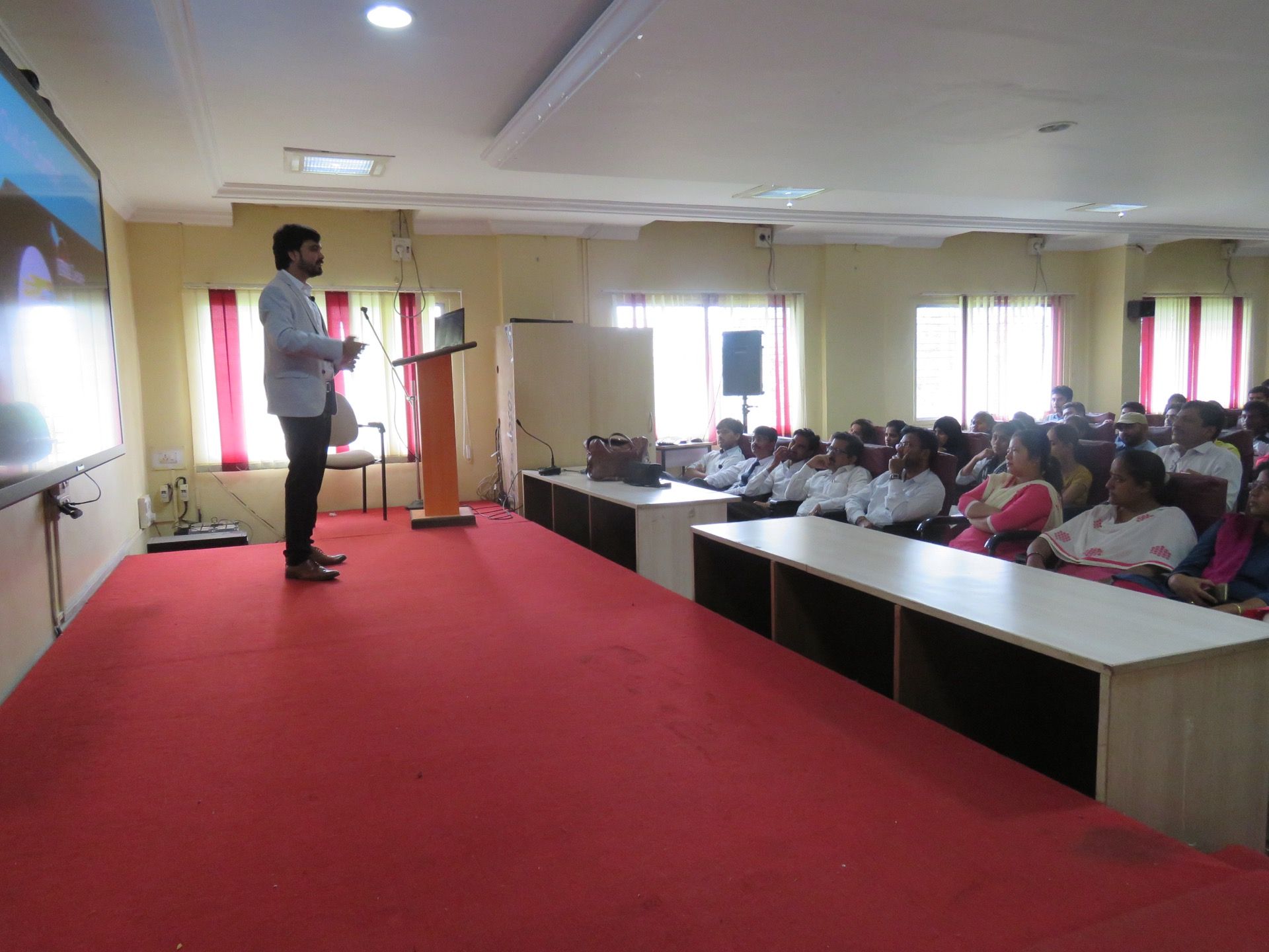 Avinash Chate motivating a hall of students at a career-guidance seminar
